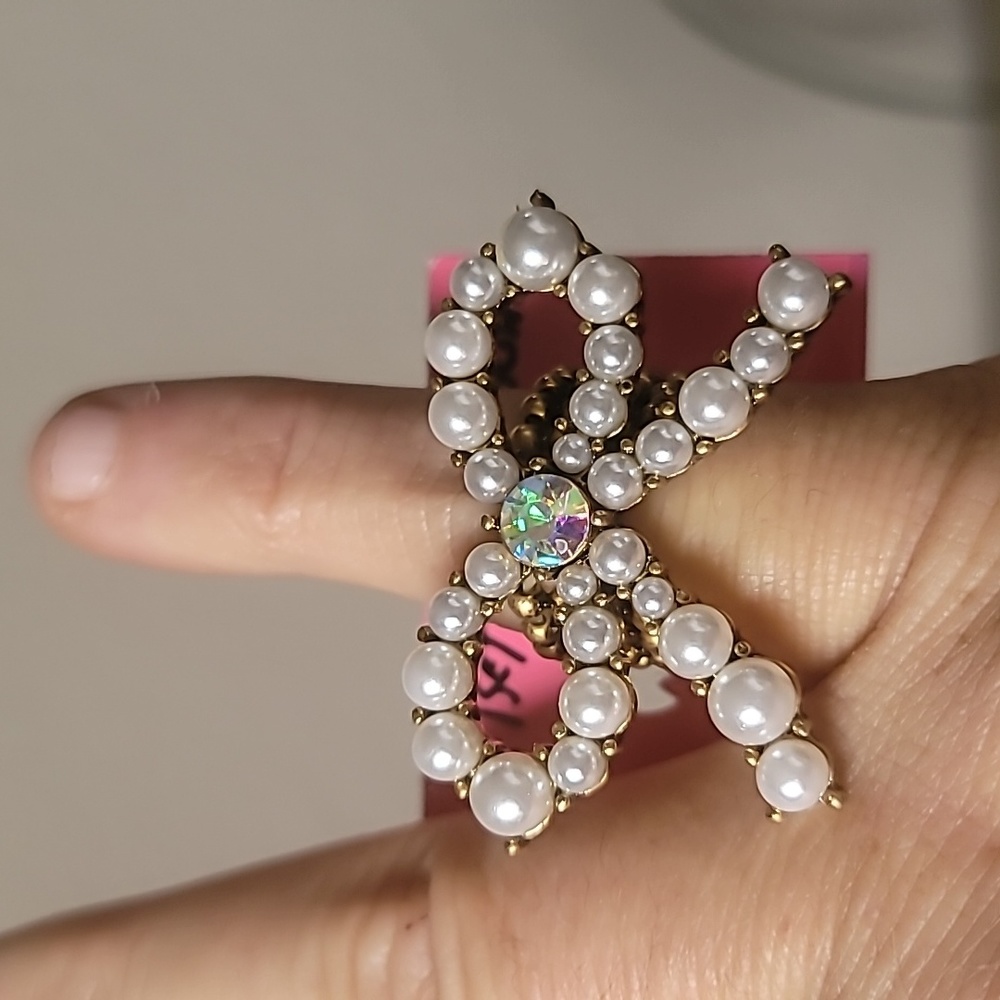 New Vintage! BETSEY JOHNSON Faux Pearl & Crystal Bow Stretch Ring. 7+